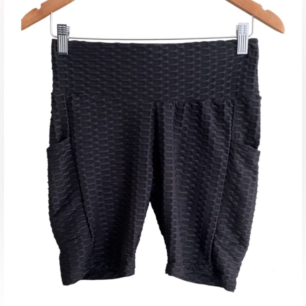 Hi- Impact Peach: Black TikTok Contour Shorts